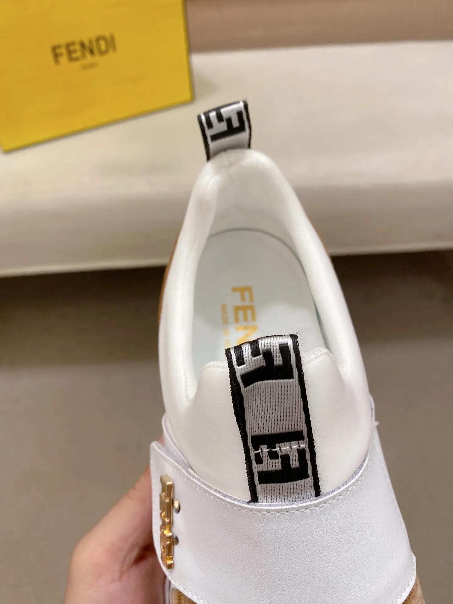 Men's shoes 💰 462💰 (fendi) New high-top 👊🏻 upper 🇮🇹 imported cowhide fabric 🇩🇪 lining imported breathable mesh lining. The original outsole is molded to highlight the identity of every man, and the upper foot is elegant and stable🚶🏻🚶🏻The high-end custom counters reproduce the original version📯No matter the wind or rain, the shoe last remains unchanged and can withstand the verification of time🔍️,🔵 Size: 38-44